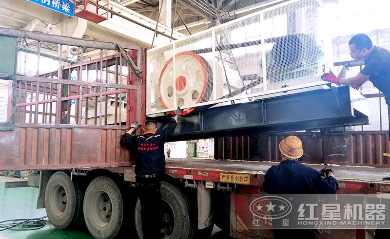 對(duì)輥破碎機(jī)車間裝車發(fā)貨