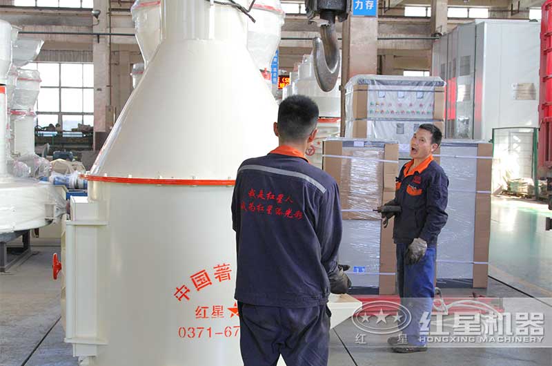 紅星工作人員準(zhǔn)備吊機(jī)裝車