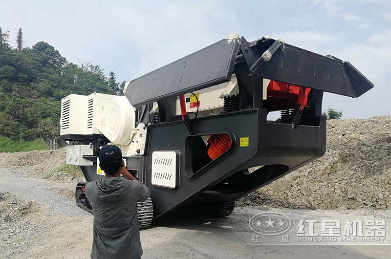 履帶移動式破碎機現(xiàn)場