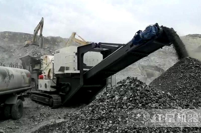 移動(dòng)式破碎機(jī)搭載反擊式破碎機(jī)碎公路地面