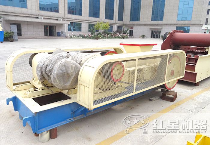 對(duì)輥式破碎機(jī)實(shí)拍