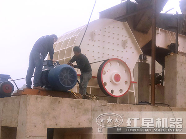 新型玄武巖PCΦ400×300錘式破碎機(jī)現(xiàn)場(chǎng)圖