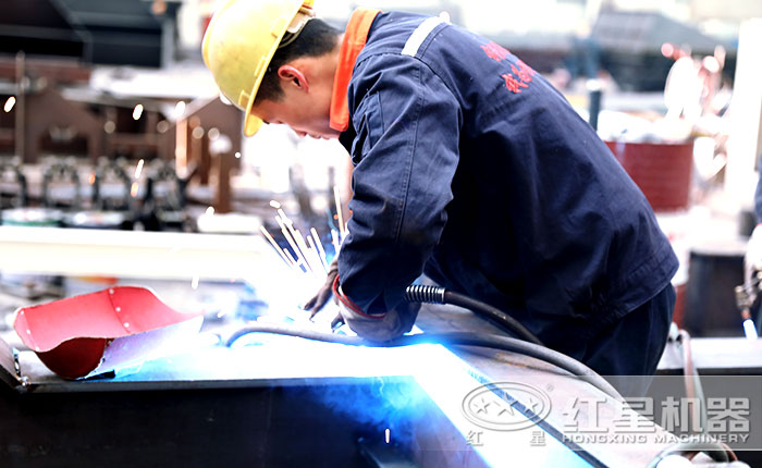 紅星技術(shù)工人車(chē)間焊接作業(yè)中